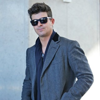 Robin Thicke Arrive at LAX Airport - robin-thicke-arrive-at-lax-airport-01