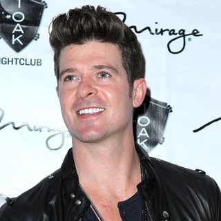 Robin Thicke in Robin Thicke Performs at 1 Oak Nightclub