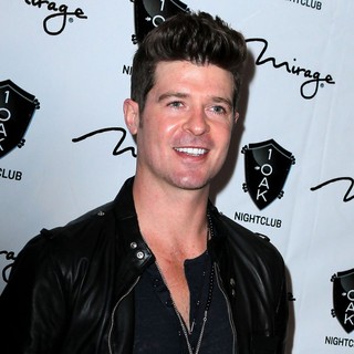 Robin Thicke in Robin Thicke Performs at 1 Oak Nightclub