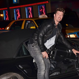 Robin Thicke Gets A Ride from Cops After His Car Is Wrecked in A Shunt with Another Motorist