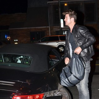 Robin Thicke Gets A Ride from Cops After His Car Is Wrecked in A Shunt with Another Motorist