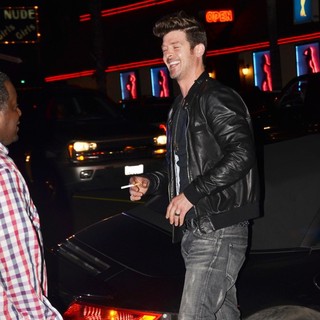 Robin Thicke in Robin Thicke Gets A Ride from Cops After His Car Is Wrecked in A Shunt with Another Motorist