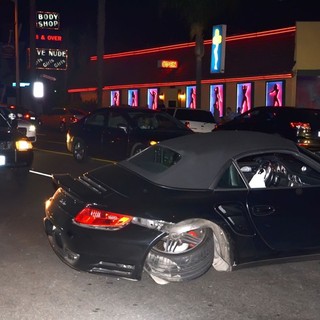 Robin Thicke in Robin Thicke Gets A Ride from Cops After His Car Is Wrecked in A Shunt with Another Motorist