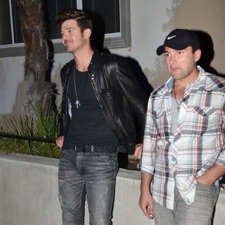Robin Thicke in Robin Thicke Gets A Ride from Cops After His Car Is Wrecked in A Shunt with Another Motorist