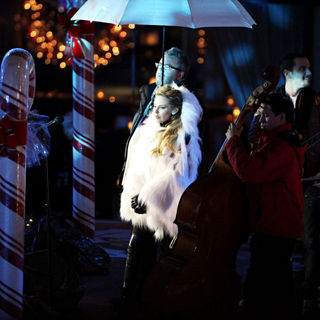 Kylie Minogue in Celebrities Performs at The Rockefeller Center Christmas Tree Lighting