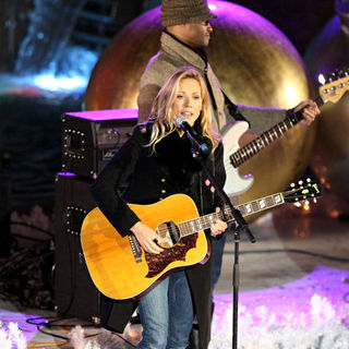 Sheryl Crow in Celebrities Performs at The Rockefeller Center Christmas Tree Lighting