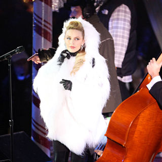 Kylie Minogue in Celebrities Performs at The Rockefeller Center Christmas Tree Lighting