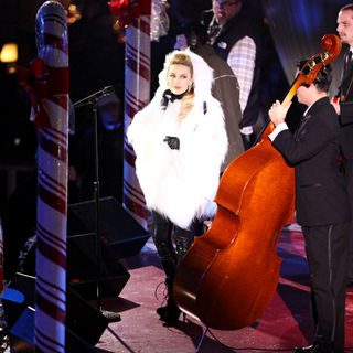 Kylie Minogue in Celebrities Performs at The Rockefeller Center Christmas Tree Lighting