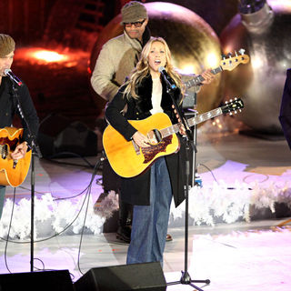 Sheryl Crow in Celebrities Performs at The Rockefeller Center Christmas Tree Lighting