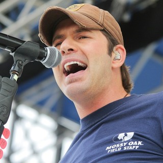 Rodney Atkins Performs at The 25th Anniversary KISS Country Chili Cookoff 2010 - rodney-atkins-performs-25th-anniversary-kiss-01