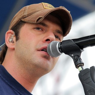 Rodney Atkins Performs at The 25th Anniversary KISS Country Chili Cookoff 2010 - rodney-atkins-performs-25th-anniversary-kiss-02