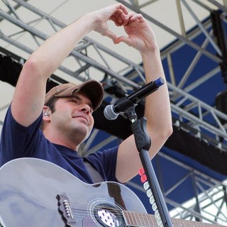 Rodney Atkins Performs at The 25th Anniversary KISS Country Chili Cookoff 2010 - rodney-atkins-performs-25th-anniversary-kiss-07
