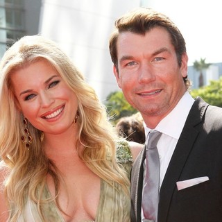 Rebecca Romijn, Jerry O'Connell in 2011 Primetime Creative Arts Emmy Awards - Arrivals