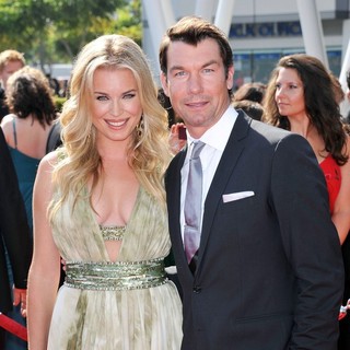 Rebecca Romijn, Jerry O'Connell in 2011 Primetime Creative Arts Emmy Awards - Arrivals