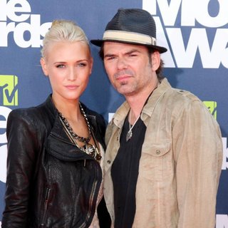 Pollyanna Rose, Billy Burke in 2011 MTV Movie Awards - Arrivals