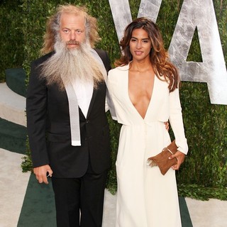 Rick Rubin, Mourielle Herrera in 2012 Vanity Fair Oscar Party - Arrivals