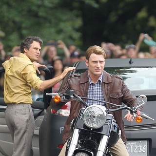 Mark Ruffalo, Chris Evans in Actors on The Set of The Avengers Shooting on Location in Manhattan