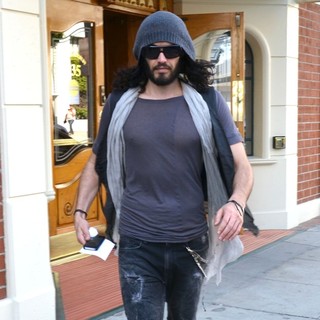 Russell Brand in Russell Brand Leaves Roxberry Cafe