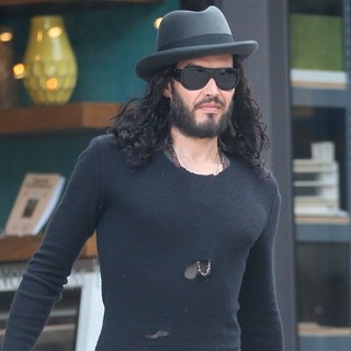 Russell Brand in Russell Brand Visits Cafe Gratitude