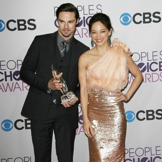 Jay Ryan, Kristin Kreuk in People's Choice Awards 2013 - Press Room