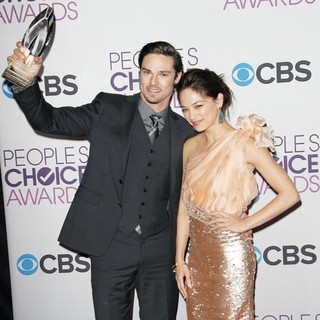 Jay Ryan, Kristin Kreuk in People's Choice Awards 2013 - Press Room