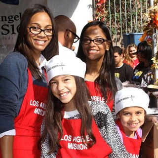 Zoe Saldana, Cicely Saldana in 75th Anniversary of The Los Angeles Mission Serving Thanksgiving Dinner to The Homeless