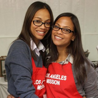 Zoe Saldana, Cicely Saldana in 75th Anniversary of The Los Angeles Mission Serving Thanksgiving Dinner to The Homeless