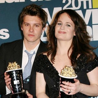 Xavier Samuel, Elizabeth Reaser in 2011 MTV Movie Awards - Press Room