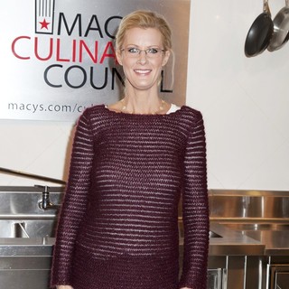 Sandra Lee in Sandra Lee Book Promotion Sandra Lee Semi-Homemade The Complete Cookbook