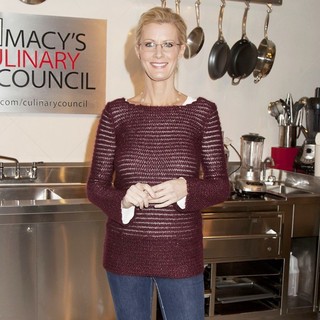 Sandra Lee in Sandra Lee Book Promotion Sandra Lee Semi-Homemade The Complete Cookbook