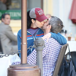 Sarah Silverman in Sarah Silverman and her new boyfriend having lunch