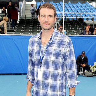 Scott Foley in 2010 Chris Evert - Raymond James Pro-Celebrity Tennis Classic Pro-Am - scott-foley-pro-celebrity-tennis-classic-pro-am-01