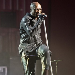 Seal in Seal Performing Live