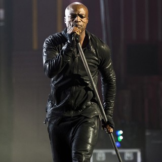 Seal in Seal Performing Live
