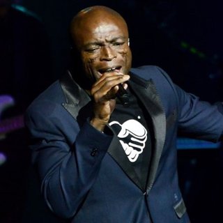 Seal-Seal Performs Onstage at Hard Rock Live!