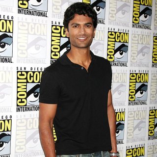 Sendhil Ramamurthy in 2011 Comic Con Convention - Day 1 - Arrivals - sendhil-ramamurthy-2011-comic-con-convention-day-1-01