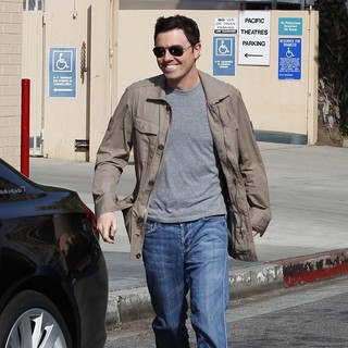 Seth MacFarlane in Seth MacFarlane Leaves A Cafe After Having Lunch