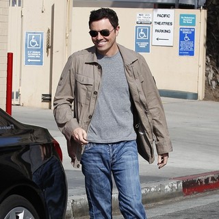 Seth MacFarlane Leaves A Cafe After Having Lunch