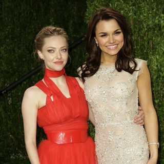Amanda Seyfried, Samantha Barks in 2013 Vanity Fair Oscar Party - Arrivals