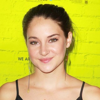 Shailene Woodley in The Los Angeles Premiere of The Perks of Being a Wallflower - Arrivals - shailene-woodley-premiere-the-perks-of-being-a-wallflower-01