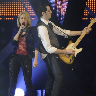 Shakira in 40 Principales Awards 2011 - Performance