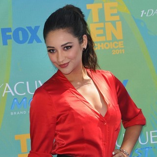 Shay Mitchell in 2011 Teen Choice Awards