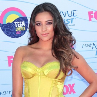 Shay Mitchell in The 2012 Teen Choice Awards - Arrivals