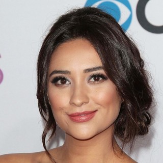 Shay Mitchell in People's Choice Awards 2013 - Red Carpet Arrivals
