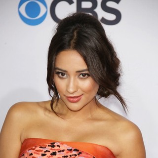 Shay Mitchell in People's Choice Awards 2013 - Red Carpet Arrivals