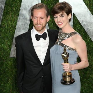 Adam Shulman, Anne Hathaway in 2013 Vanity Fair Oscar Party - Arrivals
