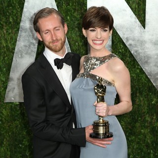 Adam Shulman, Anne Hathaway in 2013 Vanity Fair Oscar Party - Arrivals