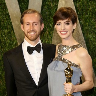 Adam Shulman, Anne Hathaway in 2013 Vanity Fair Oscar Party - Arrivals