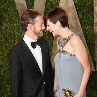 Adam Shulman, Anne Hathaway in 2013 Vanity Fair Oscar Party - Arrivals