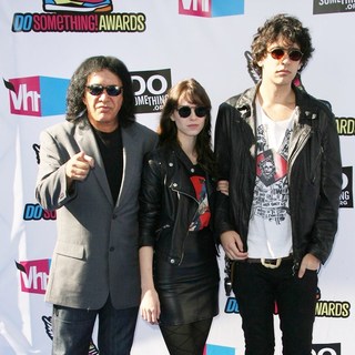 Gene Simmons, Alex Esso, Nick Simmons in 2011 Do Something Awards - Arrivals